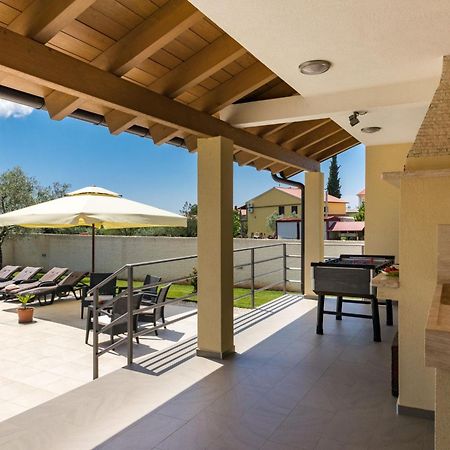 Beeindruckende Luxusvilla Mit Beheiztem Privatpool Светвинченат Экстерьер фото