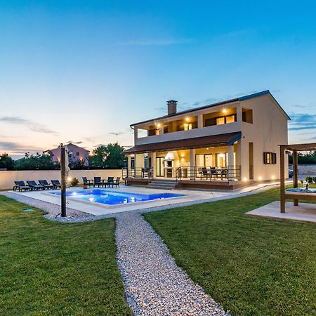 Beeindruckende Luxusvilla Mit Beheiztem Privatpool Светвинченат Экстерьер фото