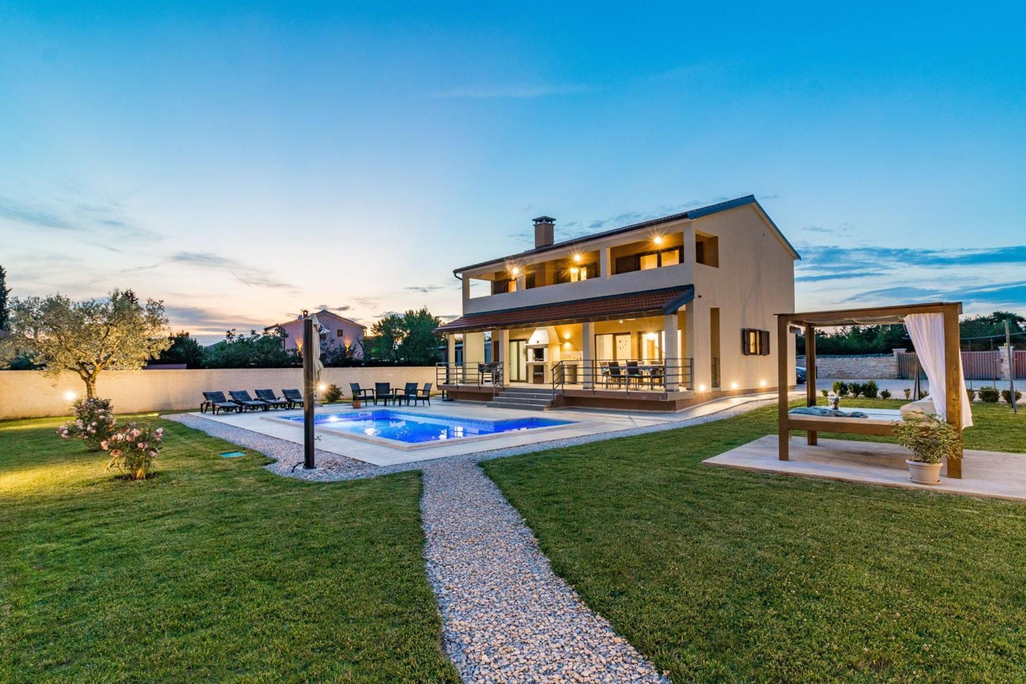 Beeindruckende Luxusvilla Mit Beheiztem Privatpool Светвинченат Экстерьер фото