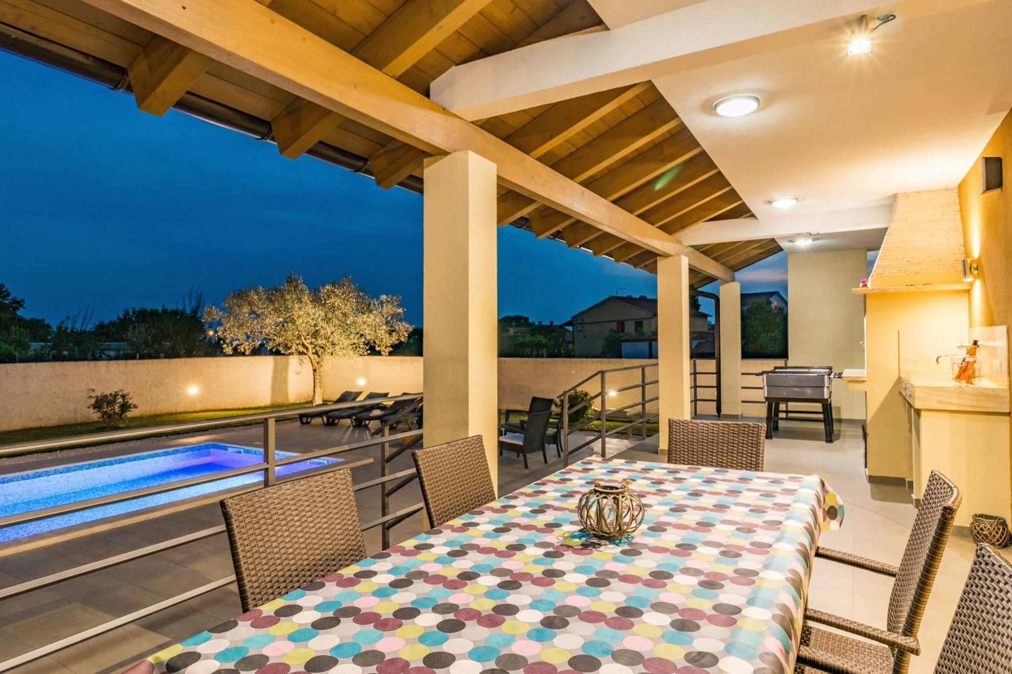 Beeindruckende Luxusvilla Mit Beheiztem Privatpool Светвинченат Экстерьер фото