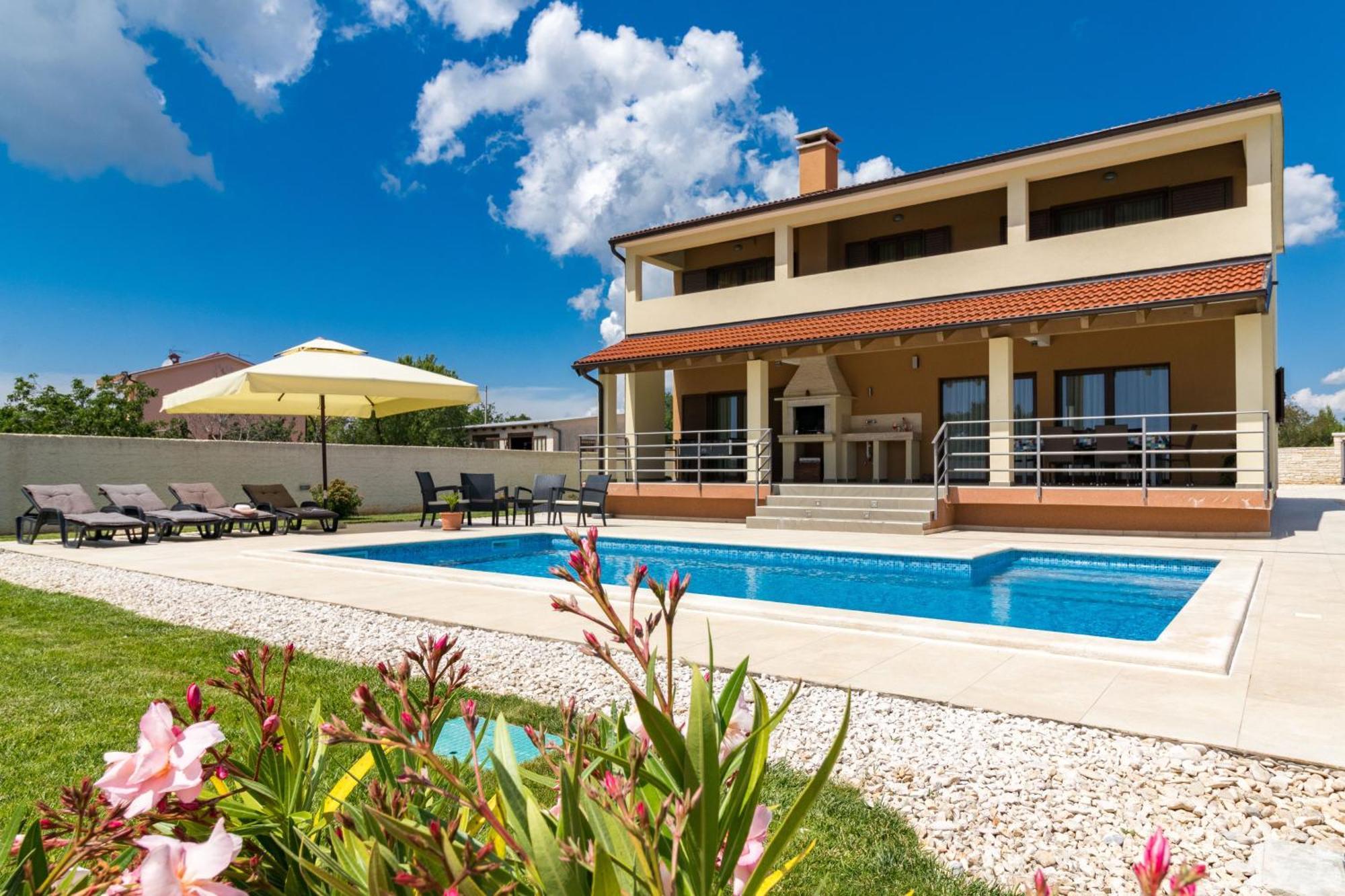 Beeindruckende Luxusvilla Mit Beheiztem Privatpool Светвинченат Экстерьер фото