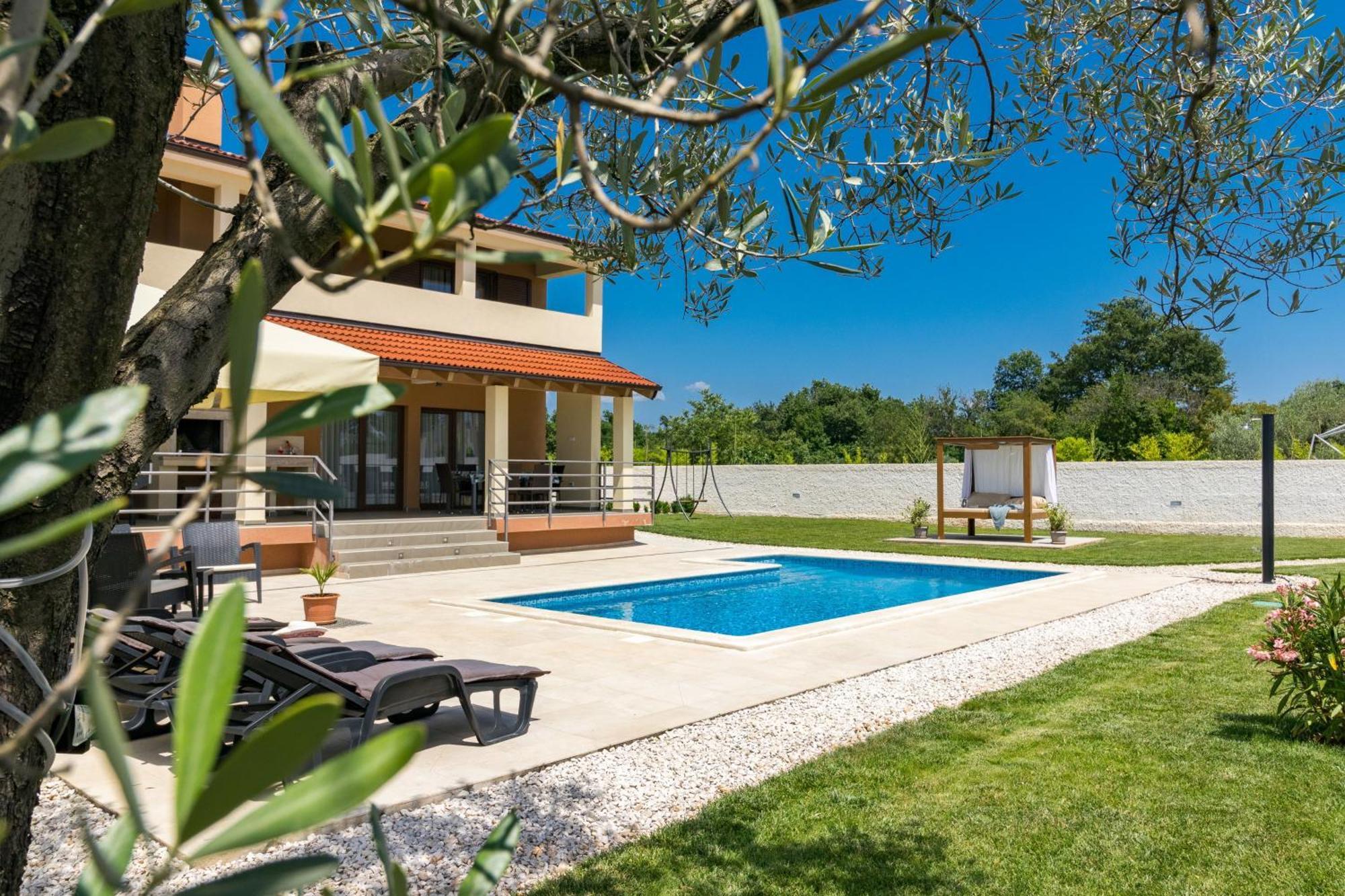 Beeindruckende Luxusvilla Mit Beheiztem Privatpool Светвинченат Экстерьер фото