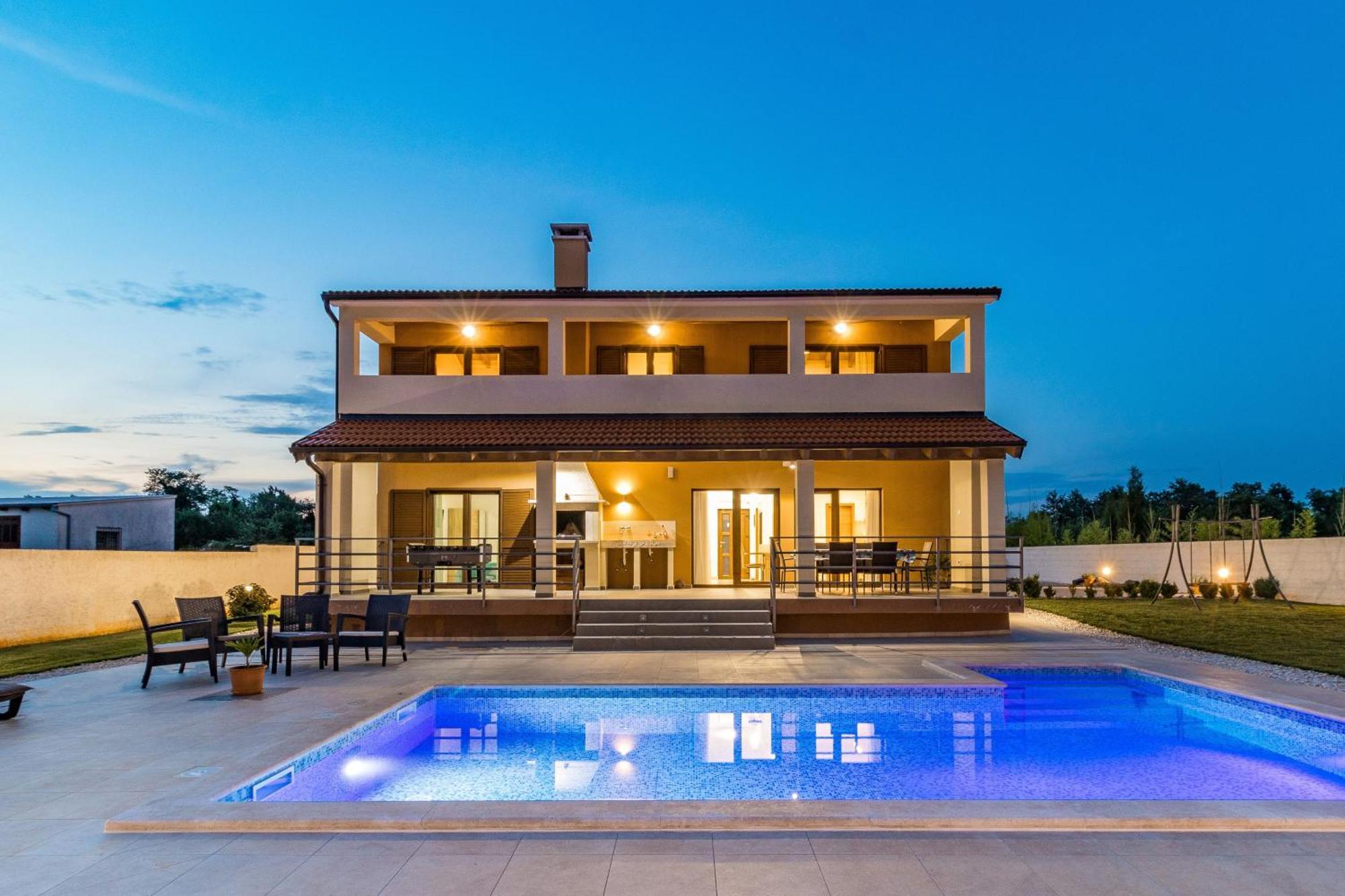 Beeindruckende Luxusvilla Mit Beheiztem Privatpool Светвинченат Экстерьер фото